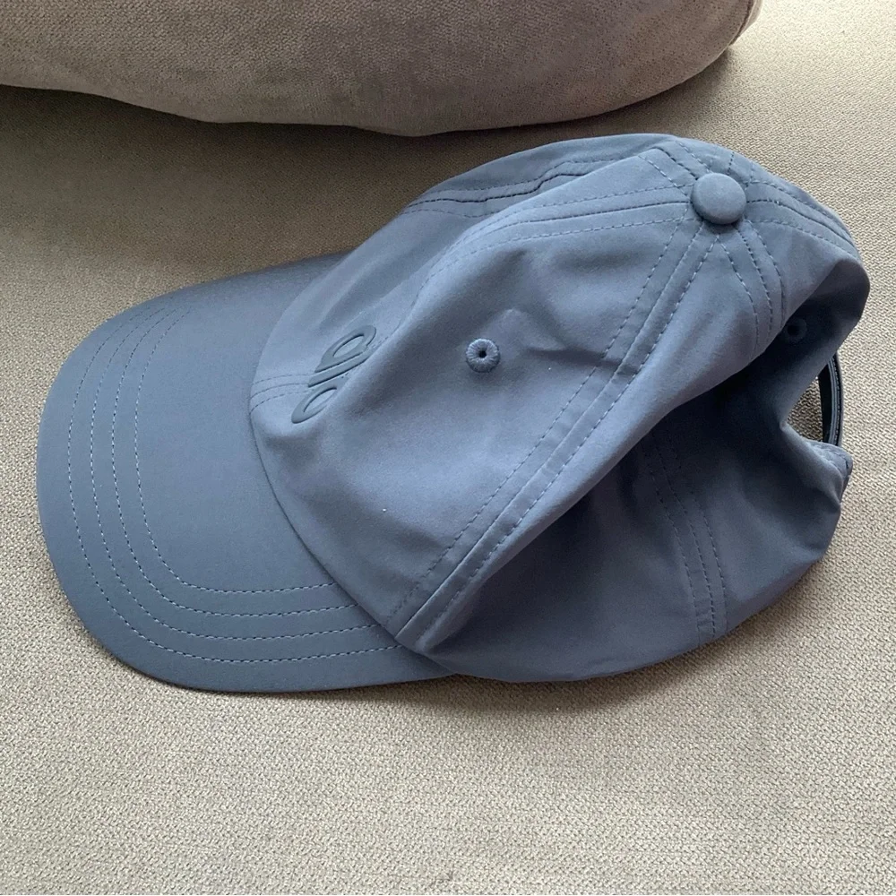 Alo Yoga Performance Off-Duty Cap Bluestone